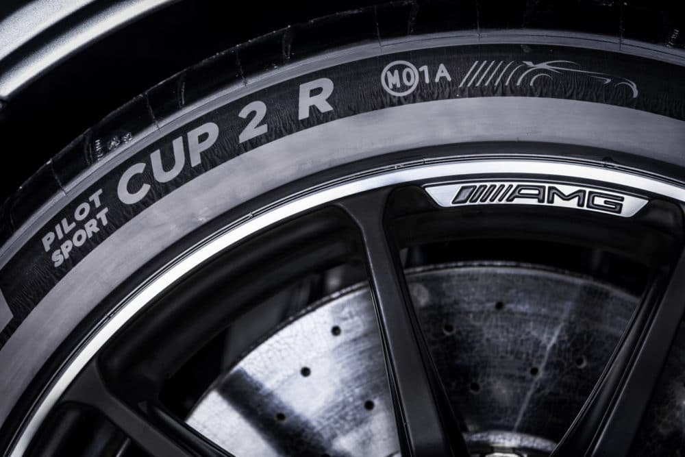 Die Schmiederäder mit den speziellen Michelin Reifen.