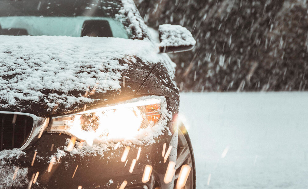Auto winterfest machen: So bereitest du dein Auto auf Eis und Schnee vor -  Mivodo