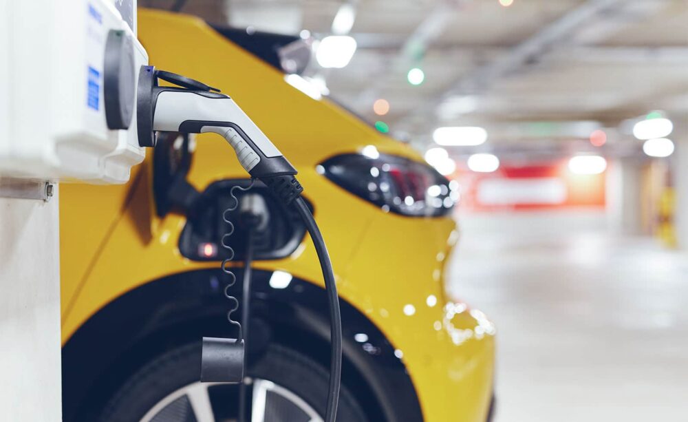 Elektroauto parkt in Garage