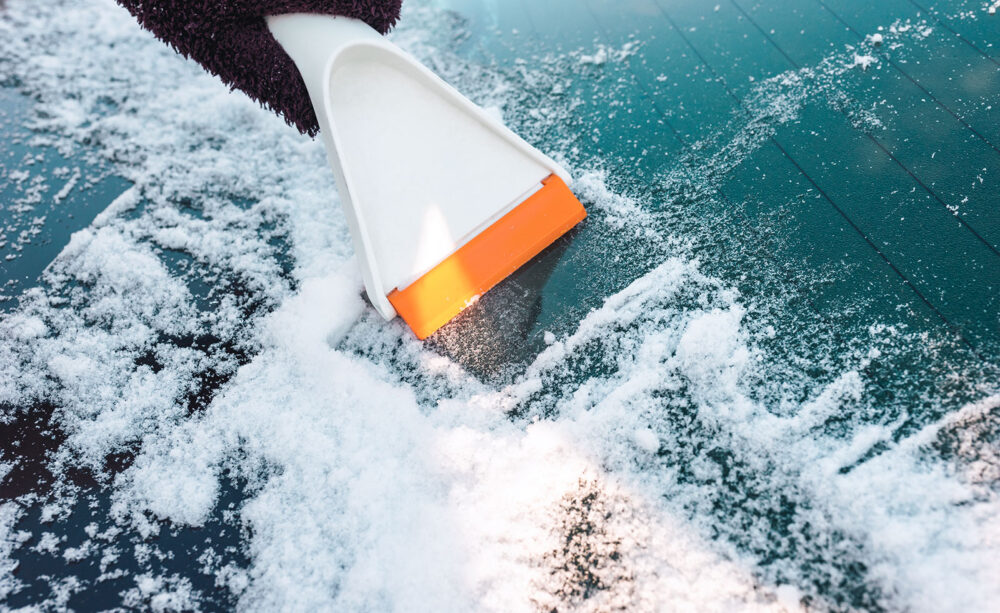 Mit einem Eiskratzer lässt sich
