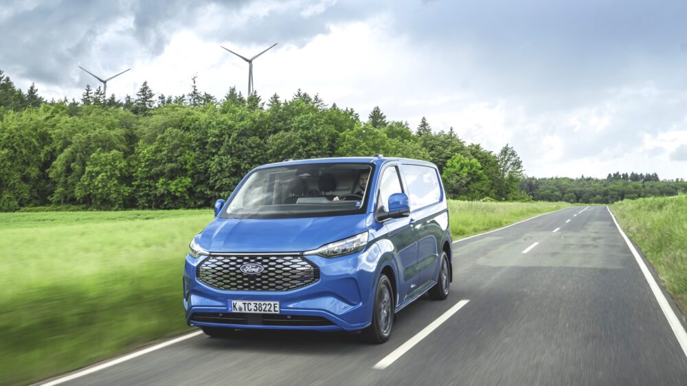 Der komplett neue E Transit Custom feiert seinen Markstart in Europa Foto: Ford