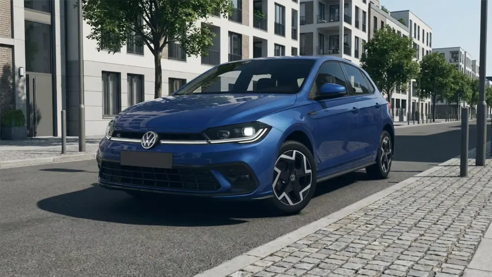 VW Polo R-Line am Straßenrand