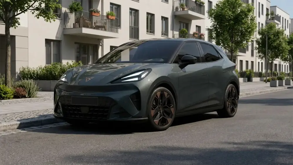 Cupra Raval Dynamic Plus am Straßenrand