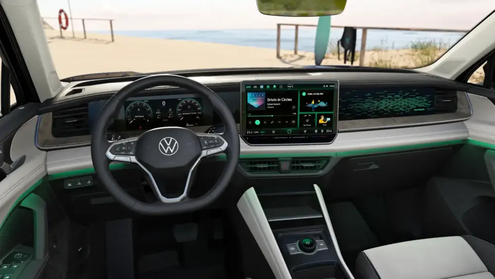 VW Tayron Innenraum mit Blick auf das Cockpit