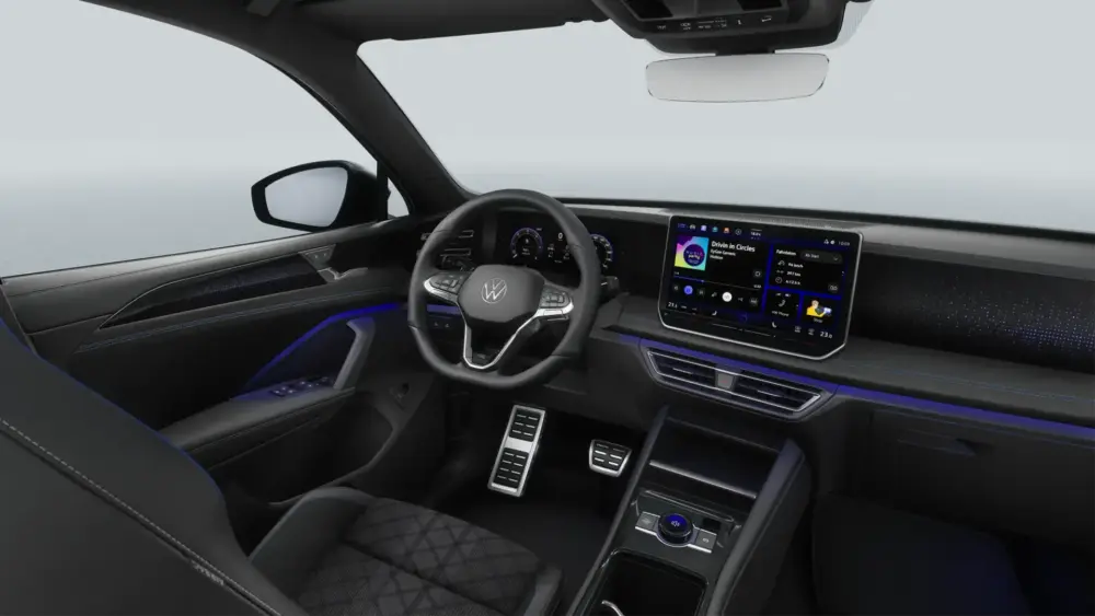 Innenraum des VW Tiguan mit Blick auf das Cockpit