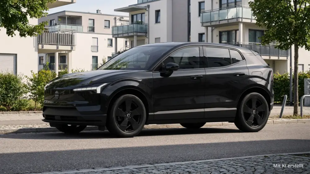 Volvo EX30 Plus Black Edition am Straßenrand in einer Neubausiedlung.